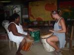 Tentando aprender o envolvente ritmo garifuna em Livingston, no litoral da Guatemala